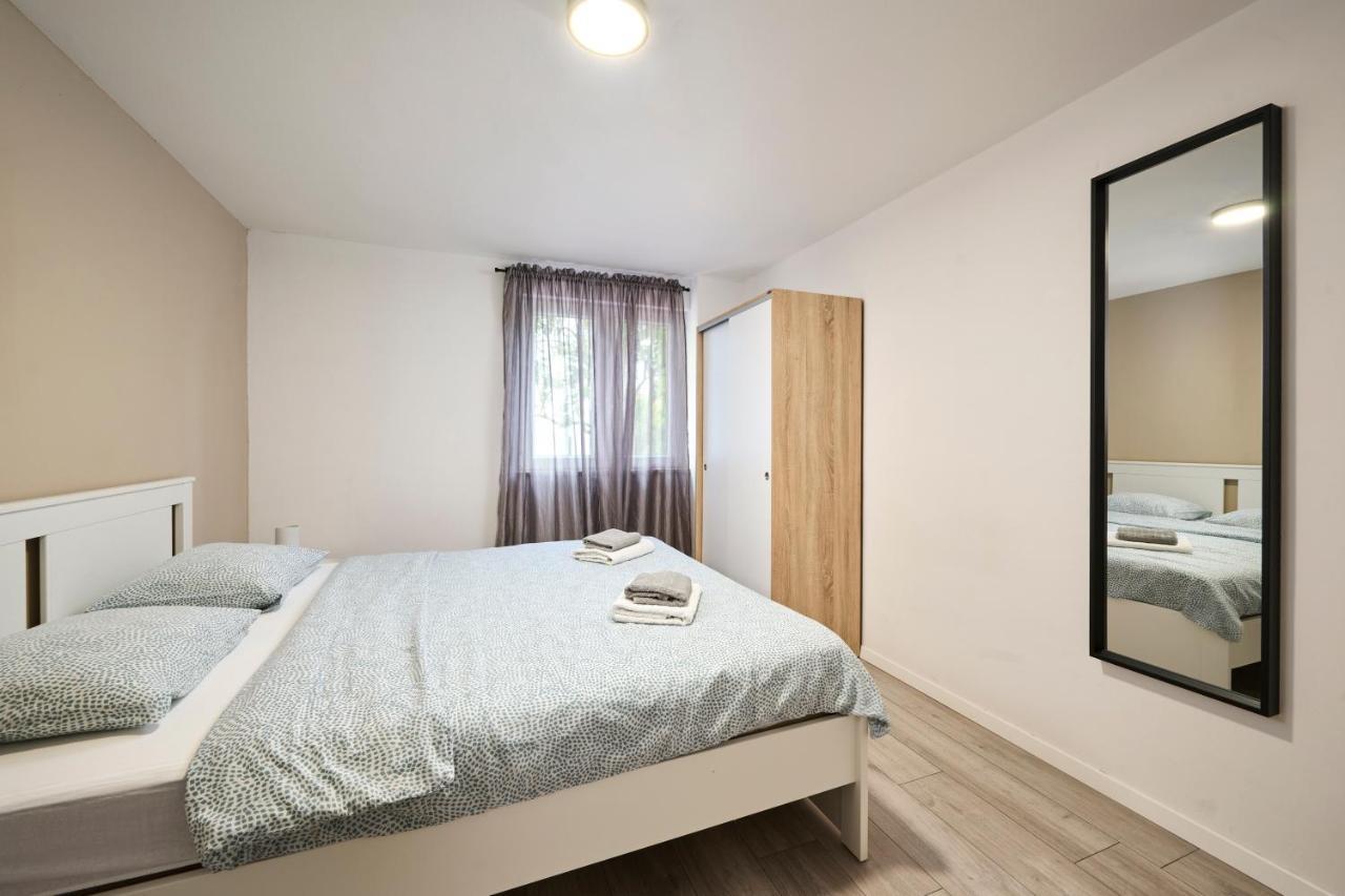 Lina Apartments Umag Bagian luar foto